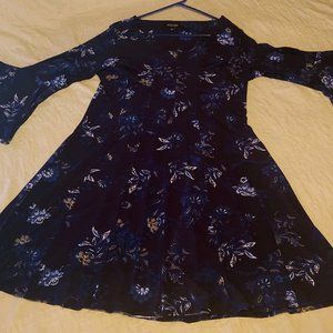 Dress Roz & Ali Blue floral with pretty seaming and flowing sleeves XL